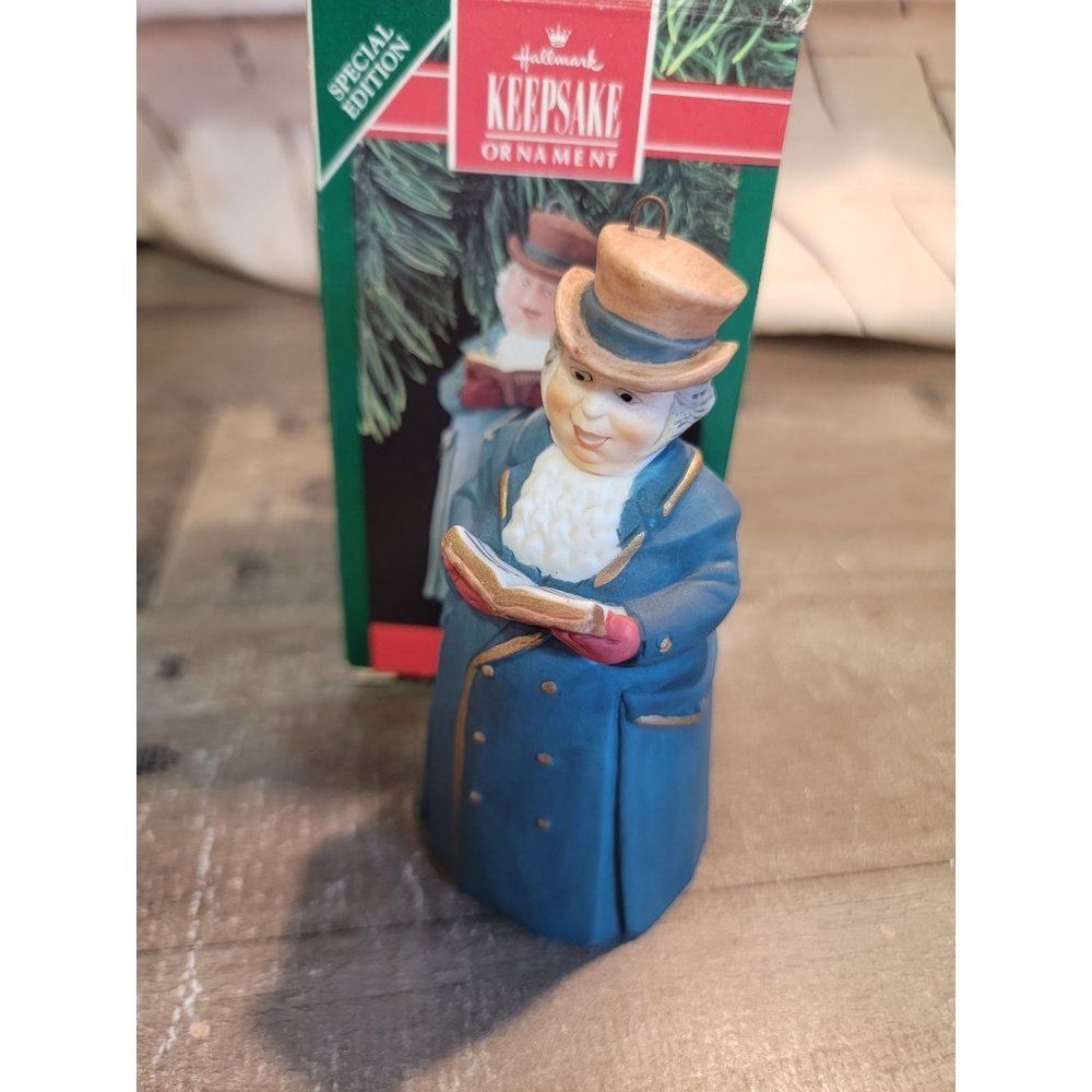 Hallmark 1990 Dickens carolers Bell Mr Ashbourne ornament Xmas‎ decor